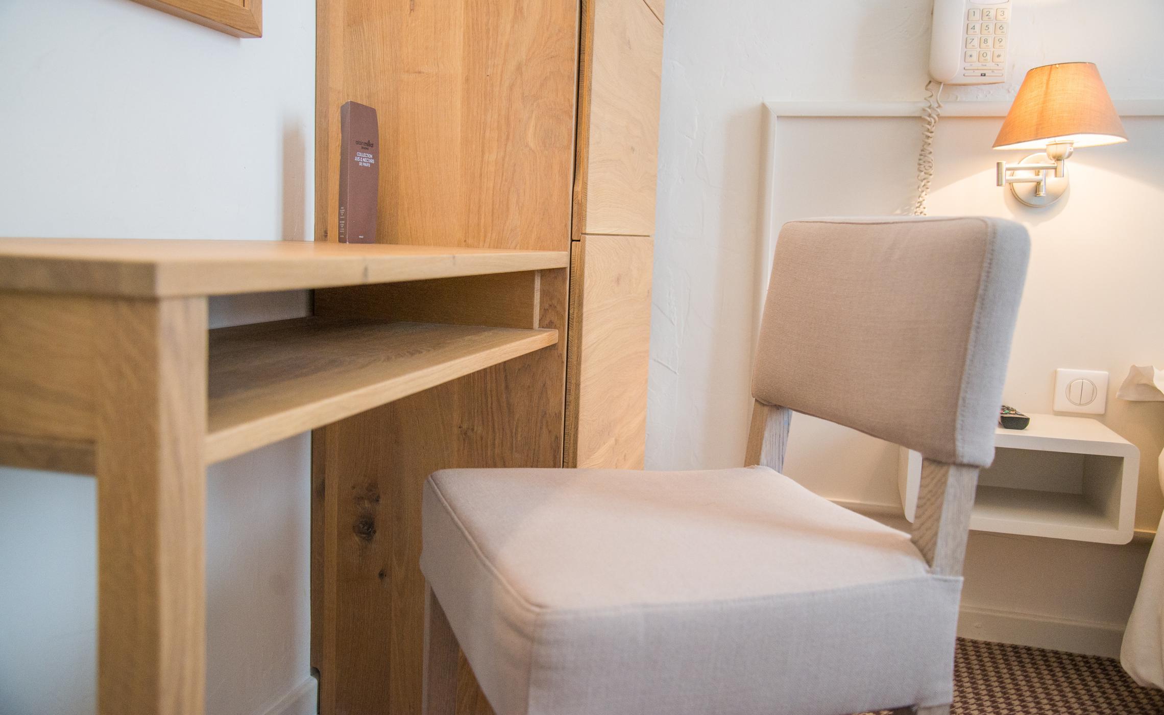 Mobilier de chambre hotel en chene huile
